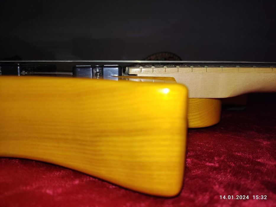 Gitara elektryczna 8 - strunowa headless (bezgłowa)