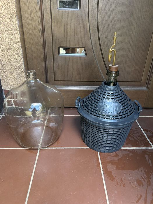 Dwa dymiony gąsiary na wino