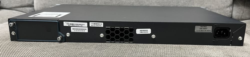 Switch Cisco 2960SF - 24x PoE + 2x SFP