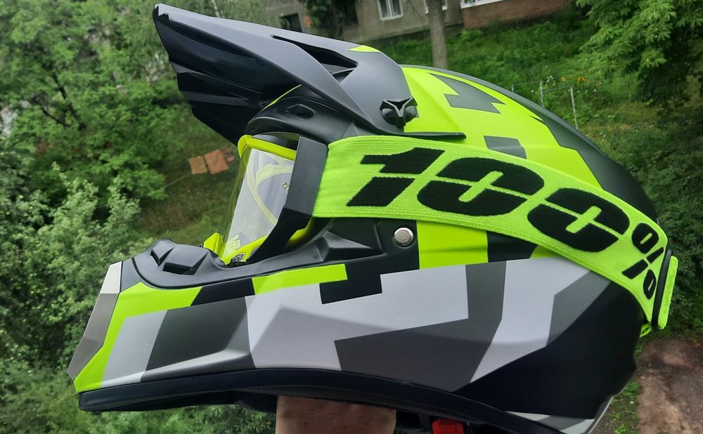 Шолом з окулярами ред бул