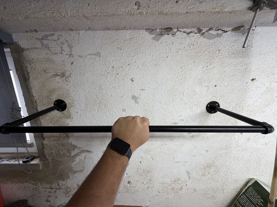 Cabide de Parede Industrial em Tubo de Ferro Preto - Estilo Loft / Moderno