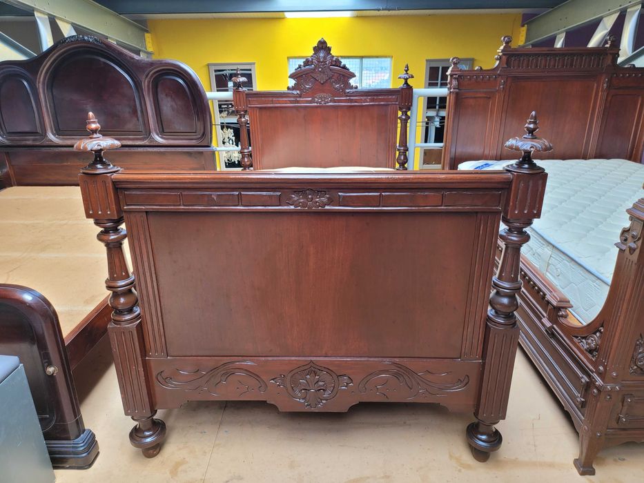 Cama antiga com estrado e colchão - Bom estado geral