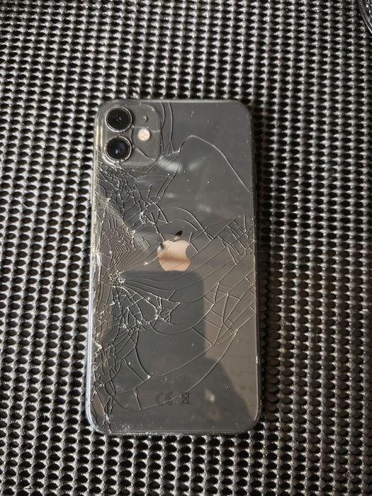 Iphone 11 usado com trincado atras, funciona em perfeito estado.