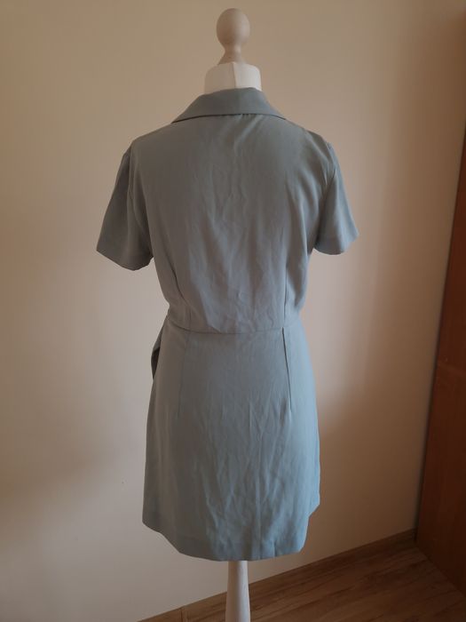 Elegancka kopertowa sukienka podkreślająca talię Mango roz. M
