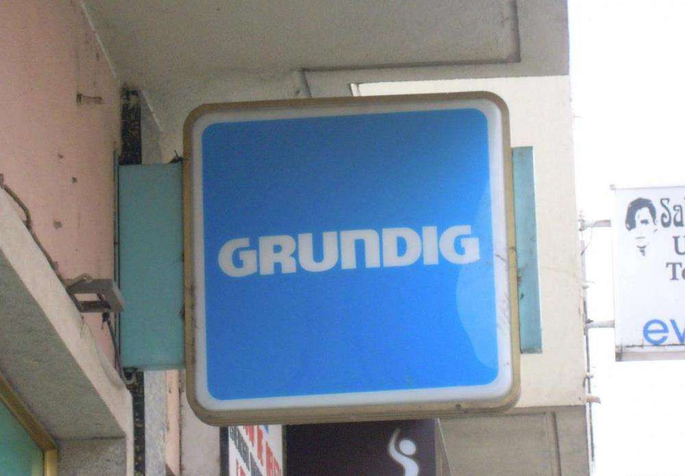 Painel publicitário luminoso TV Grundig Neolux televisão a cores