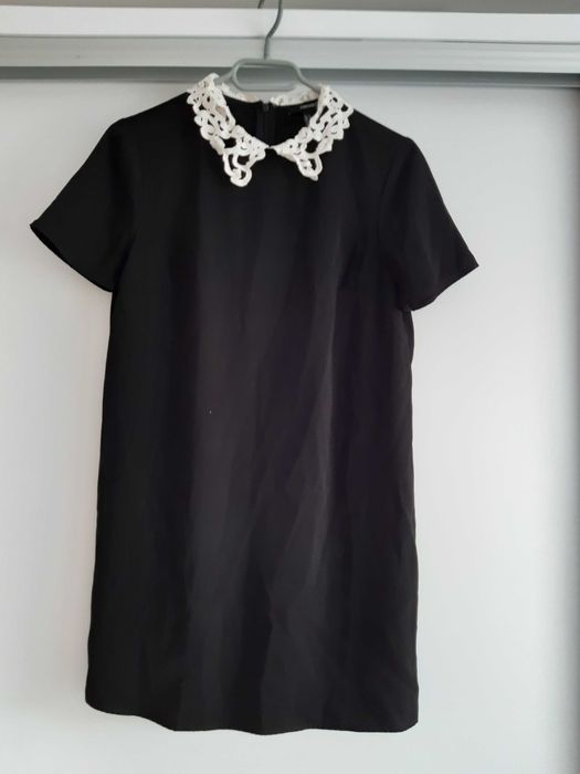 Czarna sukienka z kołnierzykiem