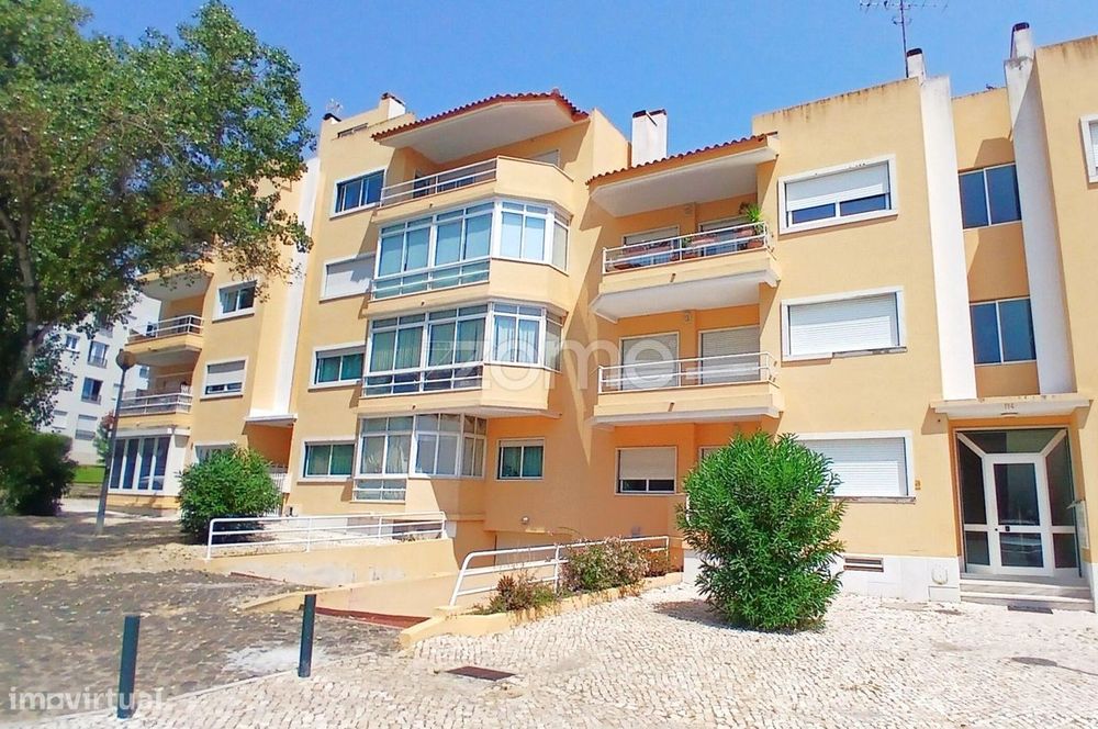 T2 em Carcavelos com vista mar e elevador