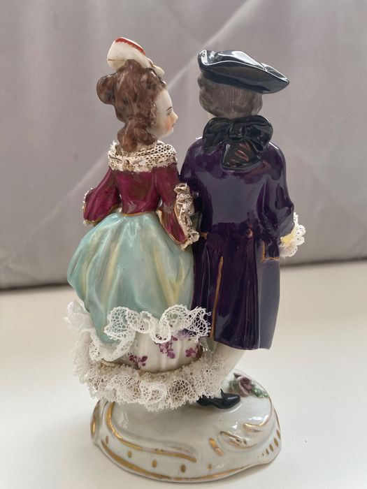 Антикварная фарфоровая статуэтка с кружевом

Германия, конец XIX века