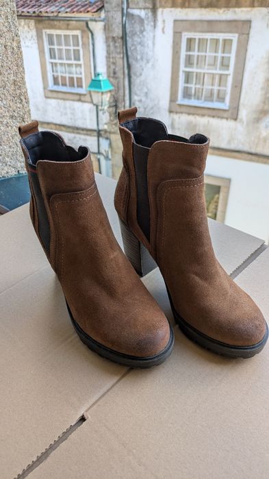 Botas novas em camurça castanha – estilo Chelsea