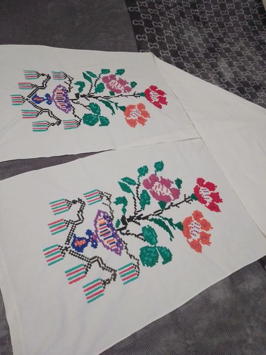 Яскраво вишитий рушник.