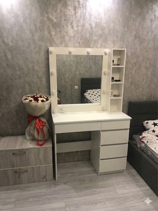 Макияжное, визажное зеркало, стол бровиста.Туалетный, гримерный столик