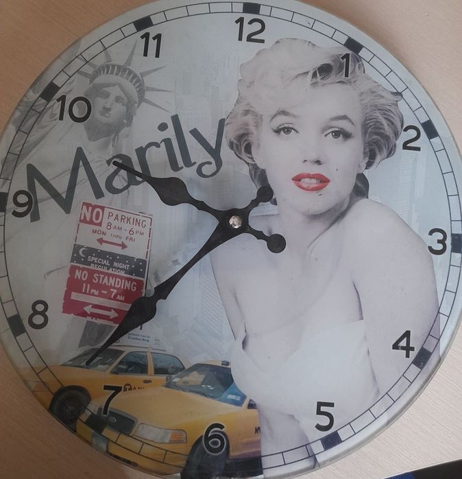 Стеклянные  часы