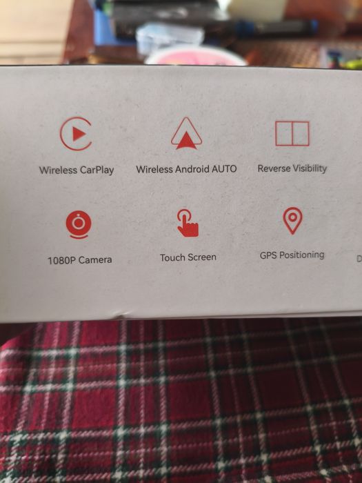 Ekran multimedialny z androidem.