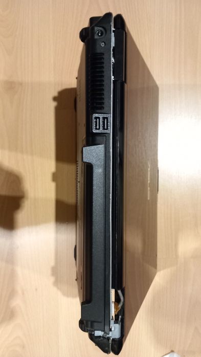 ASUS M51SE em funcionamento, mas monitor solto. Adequado para peças.