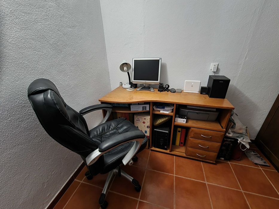 Secretária e cadeira