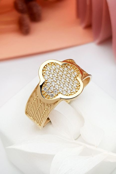 Piękny złoty pierścionek typu obrączka z cyrkoniami