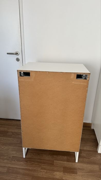 Cómoda branca com 4 gavetas