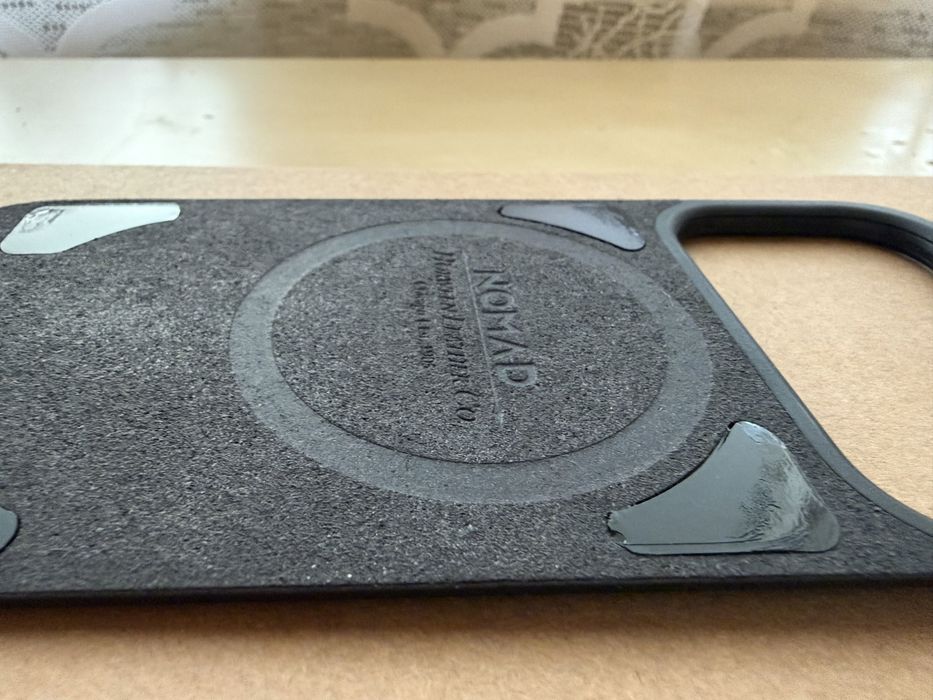 Skórzane etui Nomad Magnetic Leather Back do iPhone 17 Pro czarne
