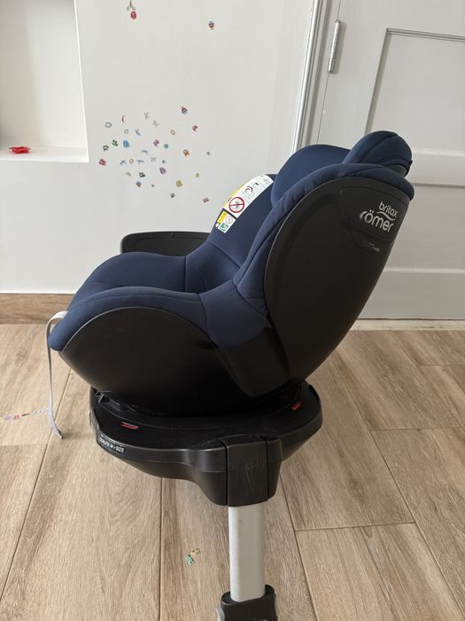A cadeira-auto Britaz Romer Dualfix M i-Size. Azul.