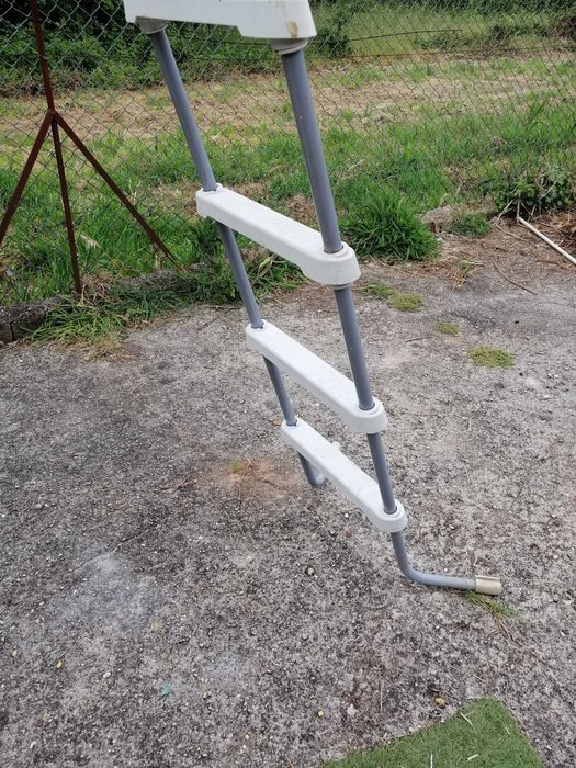 Escada para Piscina em Ótimo Estado