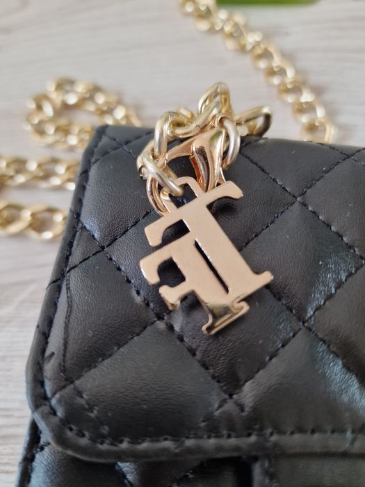 Torebka mini pikowana czarna na złotym łańchu