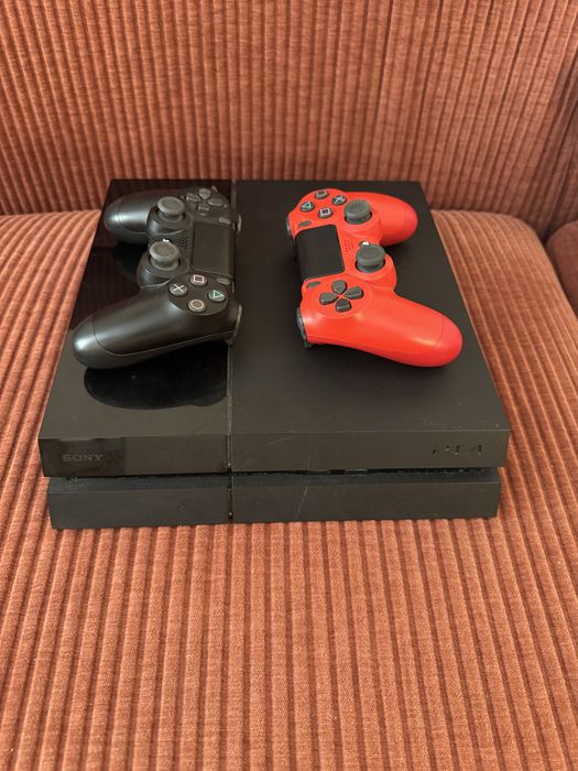 Playstation 4 + 2 Comandos