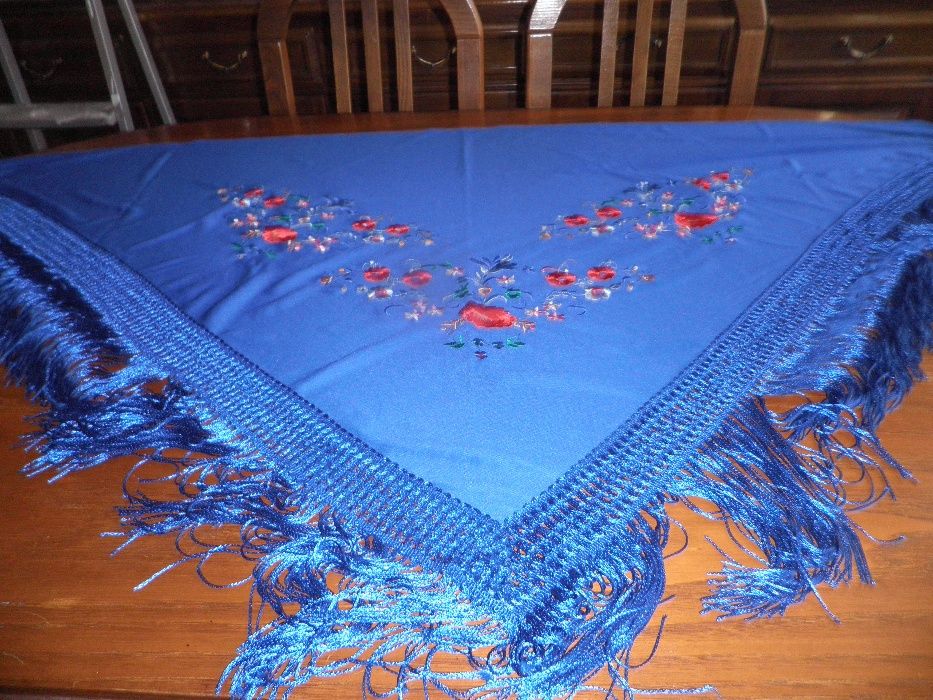 Lenços bordados novos em triangulo cada um 9,00