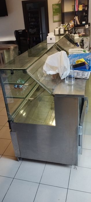 Balcão refrigerado e iluminado para café ou pastelaria