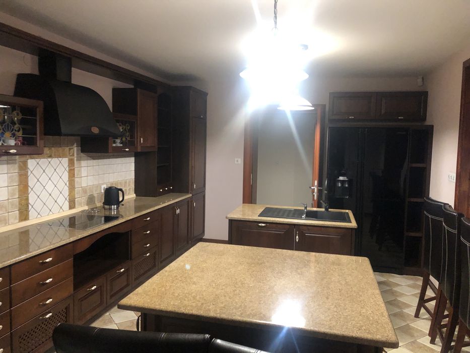 Pokoje pracownicze bardzo blisko fabryki mercedesa.