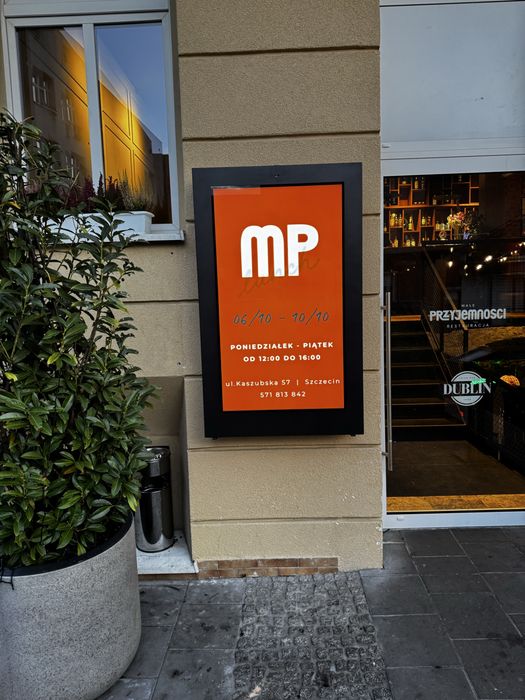 Ekran lcd zewnetrzny totem reklamowy potykacz multimedialny
