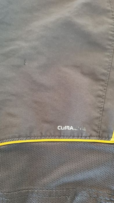 Krótkie spodenki Szorty Adidas. Climalite. Czarne. Żółte paski. Rozmia