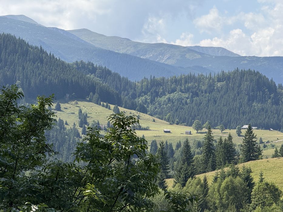 З видом на Чорногору.