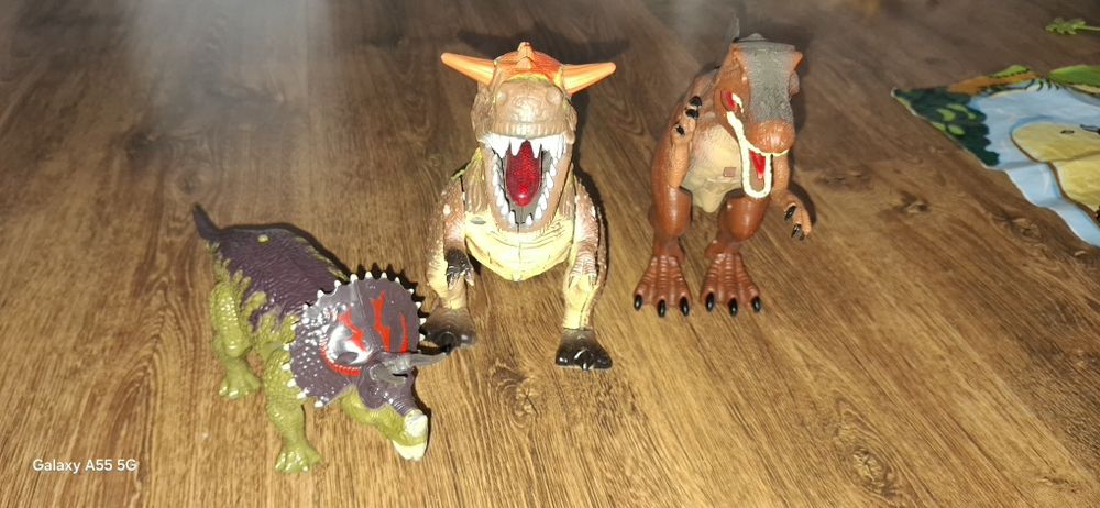 3 dinozaury chodzące i wydające dźwięk