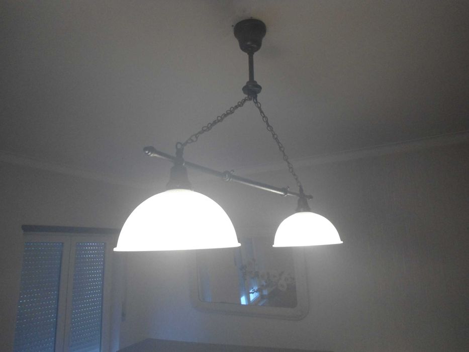 Candeeiro de metal extensível com dois pontos de luz
