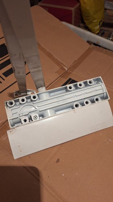 Samozamykacz drzwi Geze TS 2000