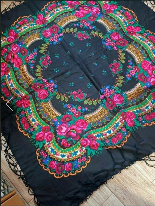 Нова величезна хустка-шаль з бахрамою в українському стилі