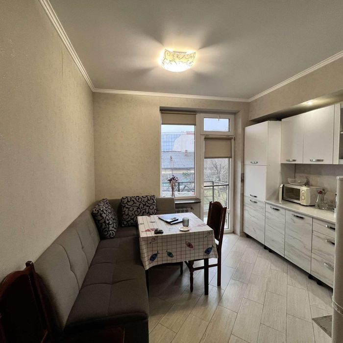 Продаж 1 кім., центр Новака — тиха вулиця, газове опалення.