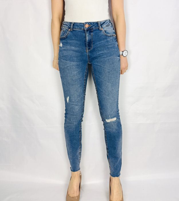 Niebieskie jeansy z przetarciami S 36