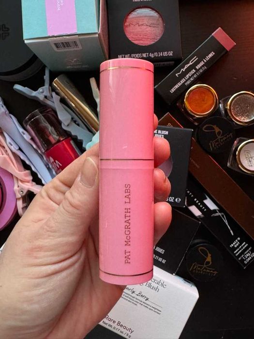 Róż do policzków w sztyfcie sticku PatMcGrath Labs Divine Blush Legendary Glow Colour Balm Luscious Lotus 7 g.