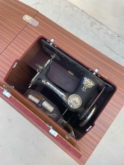 Máquina de Costura Antiga com Móvel – Para Decoração ou Restauro