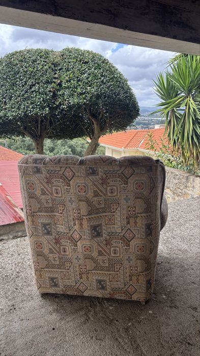 Conjunto de sofá + poltrona vintage em tecido e madeira