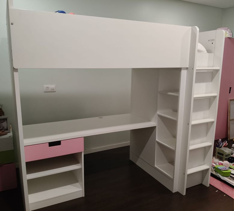Cama alta com secretária Ikea