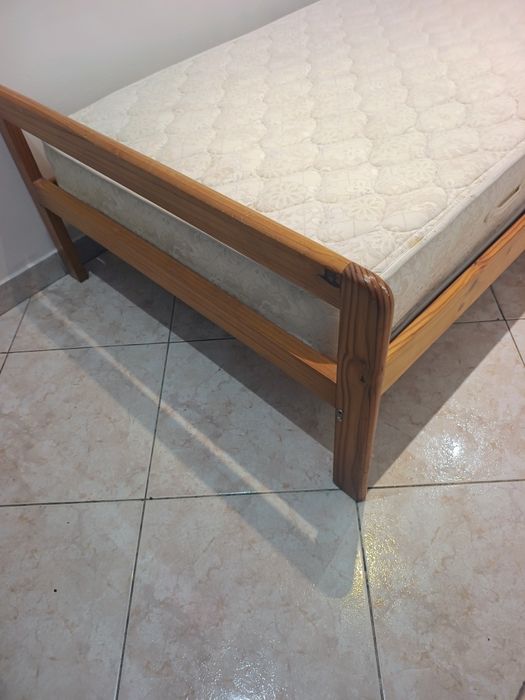 Cama de madeira com colchão