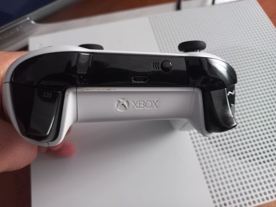 XBOX one S com comando funciona sem proble..tem wifi e youtube