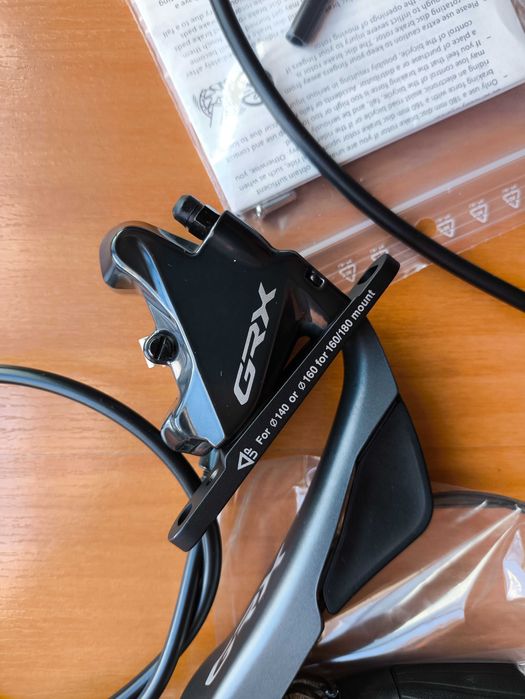 shifters Shimano GRX ST-RX810 e respetivas pinças de travão