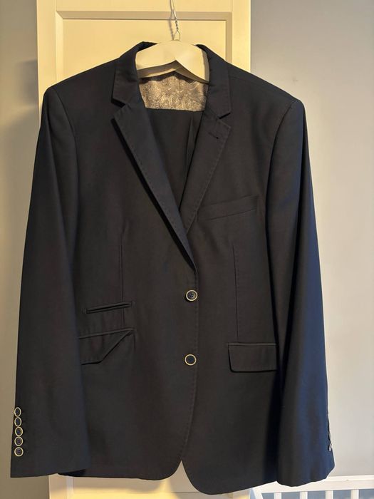 Elegancki granatowy garnitur męski – klasyka w świetnym stanie!