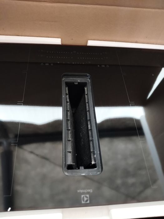 Płyta indukcyjna z okapem Electrolux /  83 cm x 51,5 cm