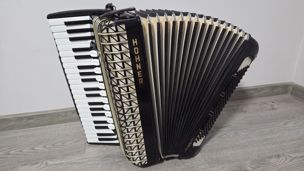 Продам акордеон HOHNER у хорошому стані.