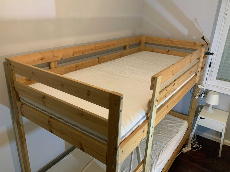 Beliche de Madeira e Secretária de Plástico IKEA