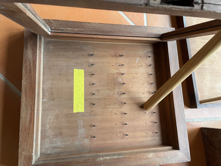 Vitrines, chaveiro e outro